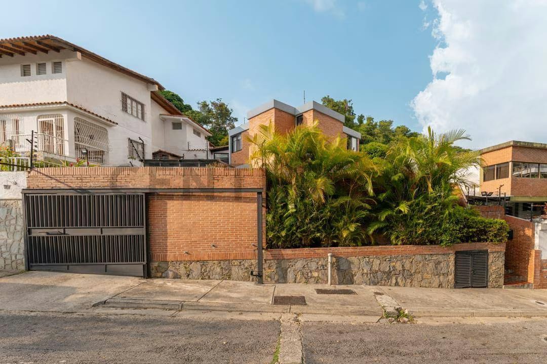 En Venta Espectacular Casa-Quinta de 2 niveles en Cumbres de Curumo - 23