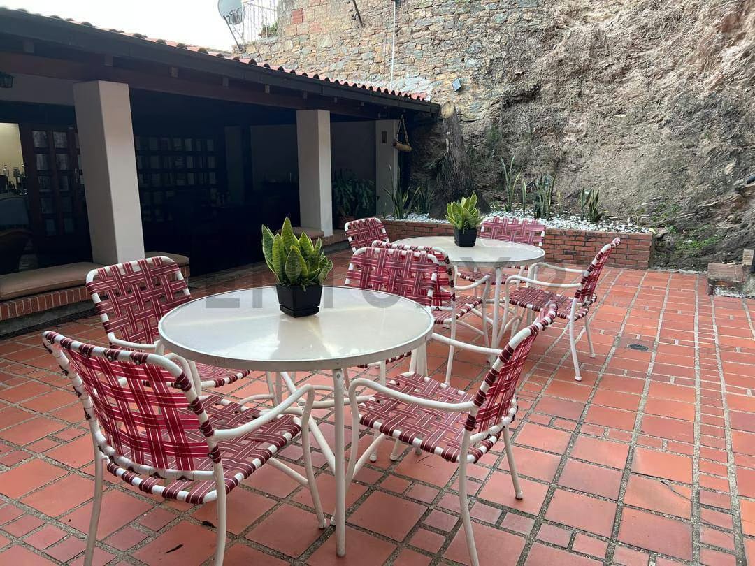 En Venta Espectacular Casa-Quinta de 2 niveles en Cumbres de Curumo - 25