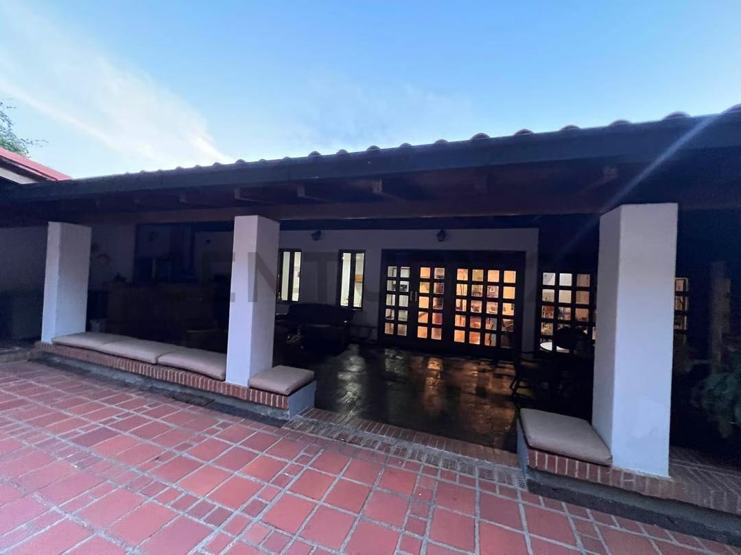 En Venta Espectacular Casa-Quinta de 2 niveles en Cumbres de Curumo - 28