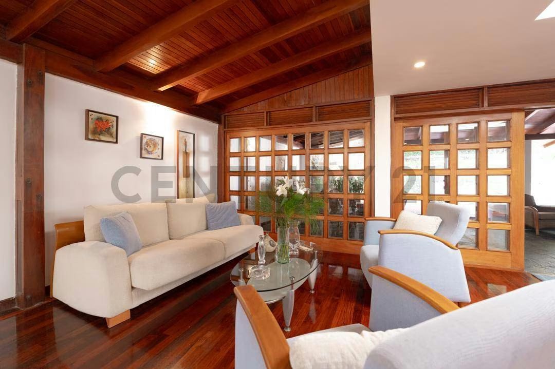 En Venta Espectacular Casa-Quinta de 2 niveles en Cumbres de Curumo - 5