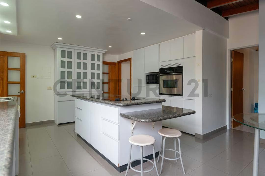 En Venta Espectacular Casa-Quinta de 2 niveles en Cumbres de Curumo - 6