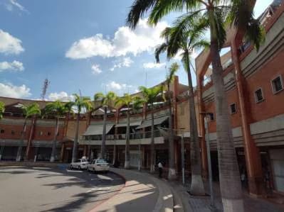 Local en Centro Comercial Boleita Center 1300 Mts2 más 200 Mts2 Terraza,