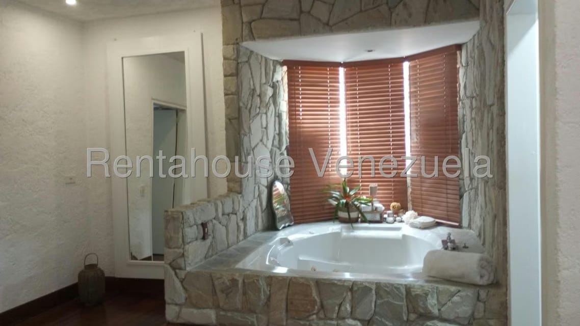 Apartamento (Multiples Niveles) en Alquiler en Colinas del Tamanaco, Distrito Metropolitano - 82