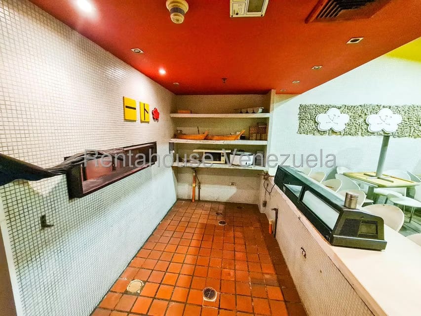 Comercial (Local Comercial) en Alquiler en Los Dos Caminos, Distrito Metropolitano - 11