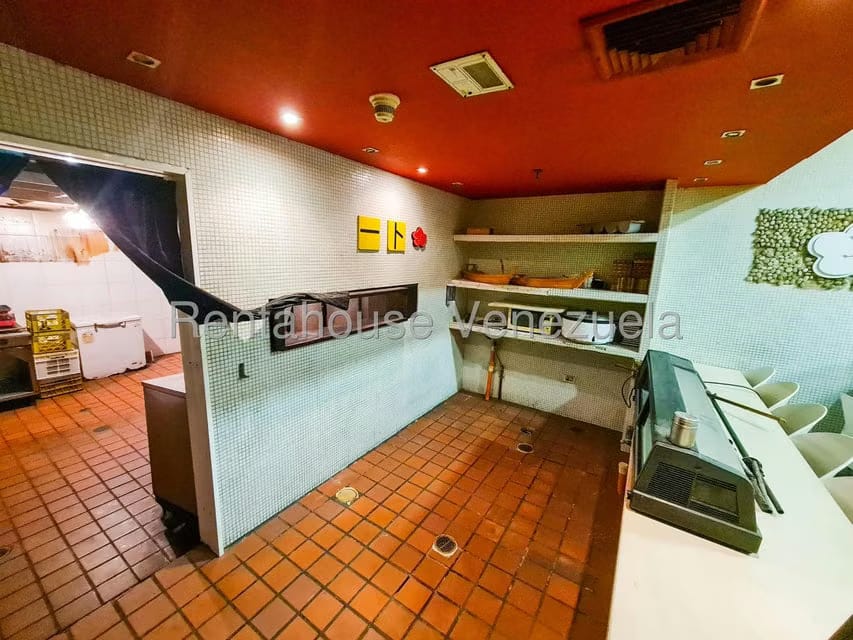 Comercial (Local Comercial) en Alquiler en Los Dos Caminos, Distrito Metropolitano - 10