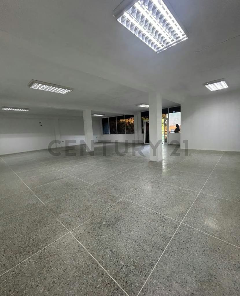 Se alquila Local comercial en el Centro Comercial Mundo Mario - 4