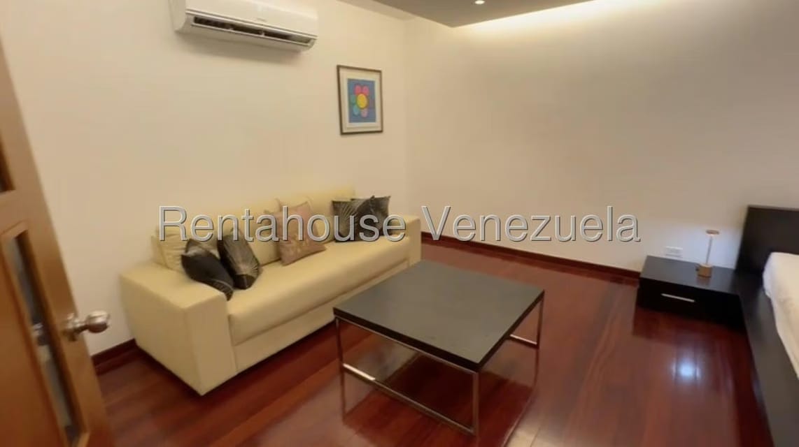 Casa (Multipes Niveles) en Alquiler en Prados del Este, Distrito Metropolitano - 25