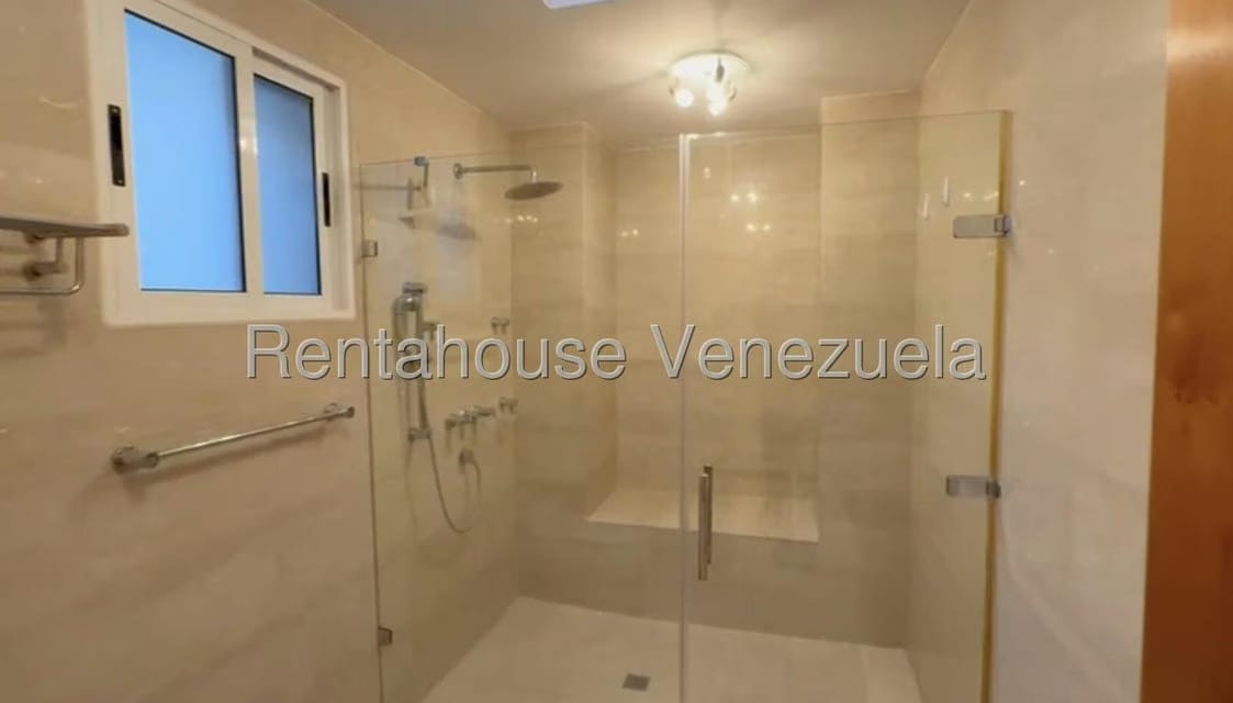 Casa (Multipes Niveles) en Alquiler en Prados del Este, Distrito Metropolitano - 32