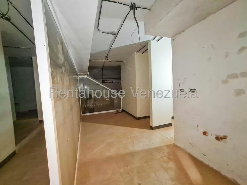 Comercial (Local Comercial) en Alquiler en Los Dos Caminos, Distrito Metropolitano - 11