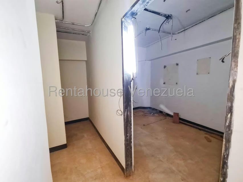Comercial (Local Comercial) en Alquiler en Los Dos Caminos, Distrito Metropolitano - 12