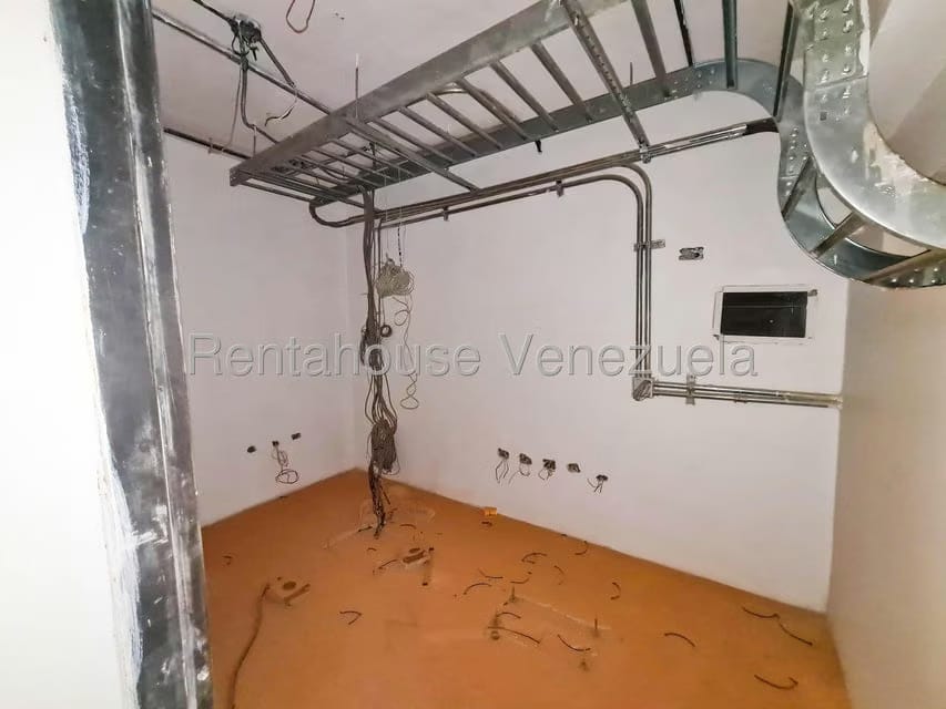 Comercial (Local Comercial) en Alquiler en Los Dos Caminos, Distrito Metropolitano - 13