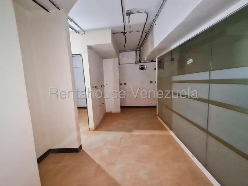 Comercial (Local Comercial) en Alquiler en Los Dos Caminos, Distrito Metropolitano - 15