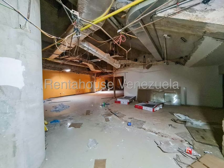 Comercial (Local Comercial) en Alquiler en Los Dos Caminos, Distrito Metropolitano - 4