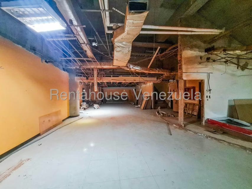 Comercial (Local Comercial) en Alquiler en Los Dos Caminos, Distrito Metropolitano - 5