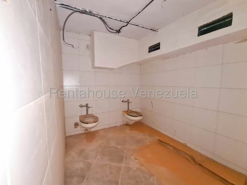 Comercial (Local Comercial) en Alquiler en Los Dos Caminos, Distrito Metropolitano - 9