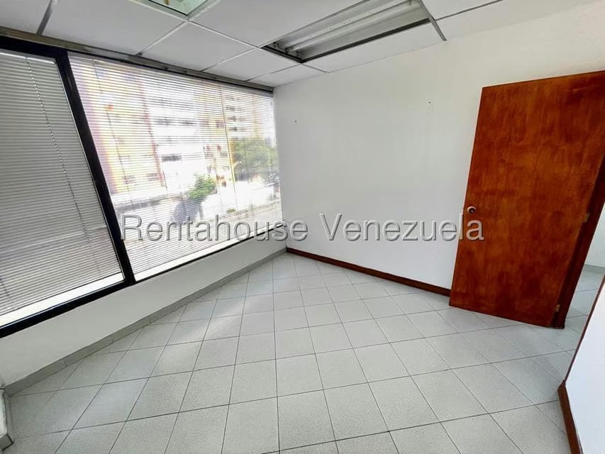 Comercial (Oficina) en Alquiler en El Parque, Lara - 12