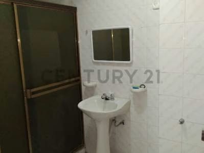 Se Vende cómodo Apto. en Edif. Gremium - Av. El Milagro, Maracaibo - 4