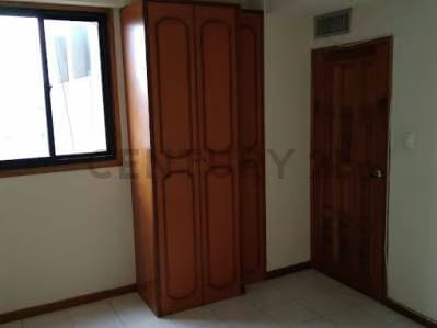 Se Vende cómodo Apto. en Edif. Gremium - Av. El Milagro, Maracaibo - 5