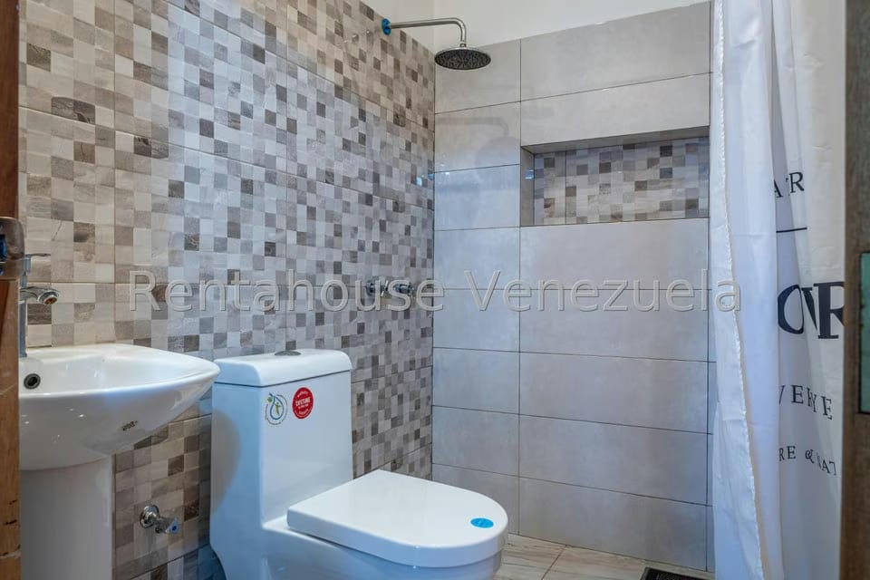 Casa (Duplex) en Venta en Colinas de San Antonio, Miranda - 13