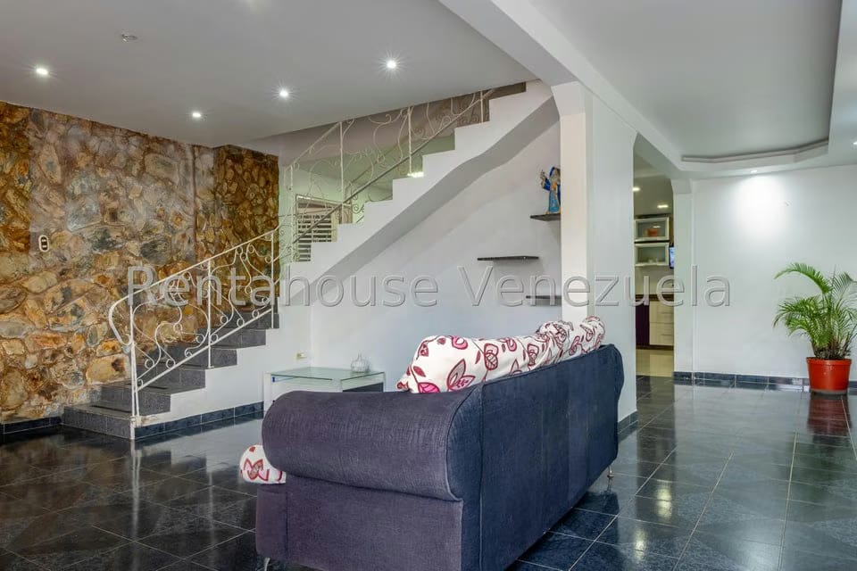 Casa (Duplex) en Venta en Colinas de San Antonio, Miranda - 4