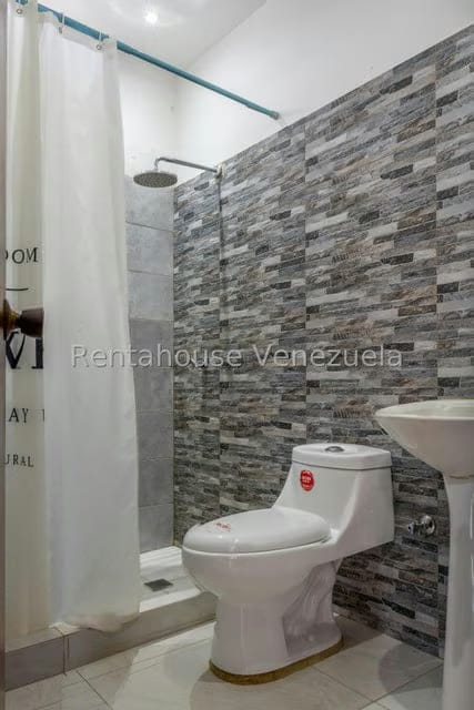 Casa (Duplex) en Venta en Colinas de San Antonio, Miranda - 9