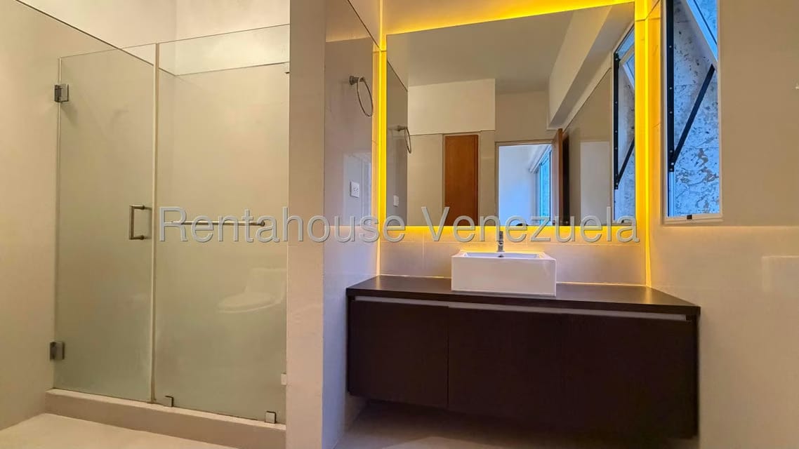 Apartamento (1 Nivel) en Alquiler en Solar del Hatillo, Distrito Metropolitano - 21