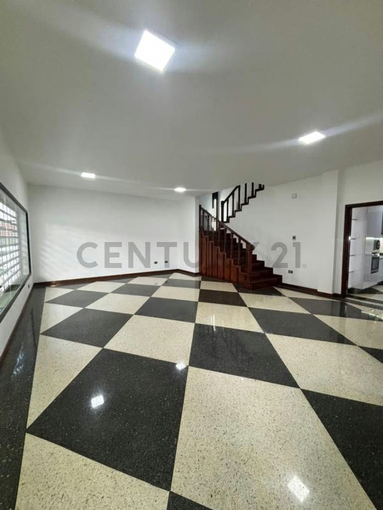 En venta casa de 3 niveles Urbanización Santa Teresa - 3