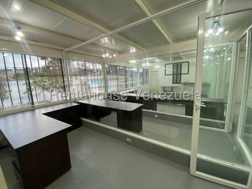 Comercial (Local Comercial) en Alquiler en Zona Este, Lara - 2