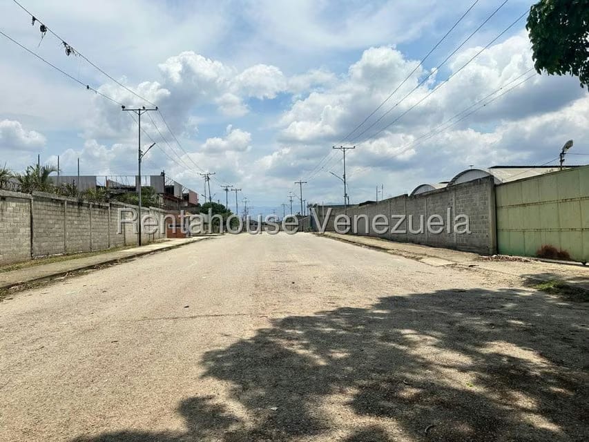 Terreno (Comercial) en Venta en La Raiza, Miranda - 24