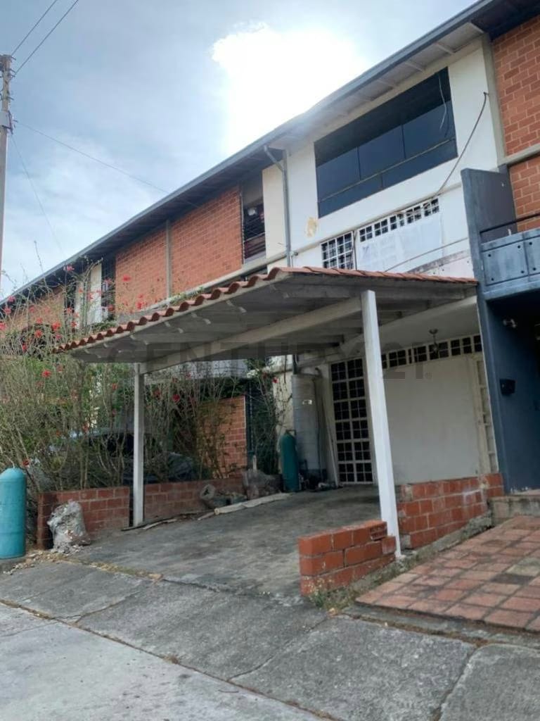 Venta de Hermoso Town House Triple en La Urbanización las Terrazas