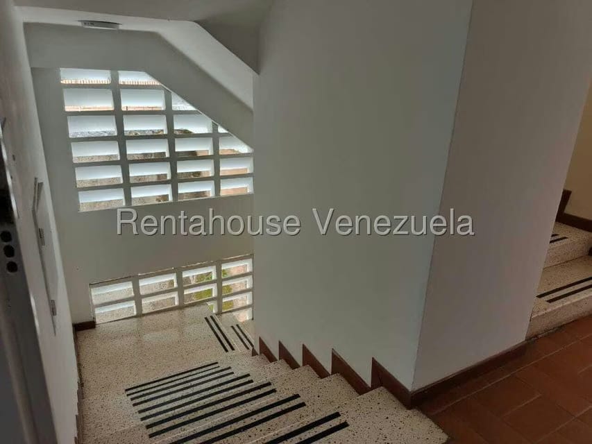 Apartamento (1 Nivel) en Alquiler en Colinas de Bello Monte, Distrito Metropolitano - 35