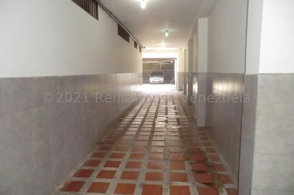 Casa (Multipes Niveles) en Venta en Guarenas, Miranda - 2