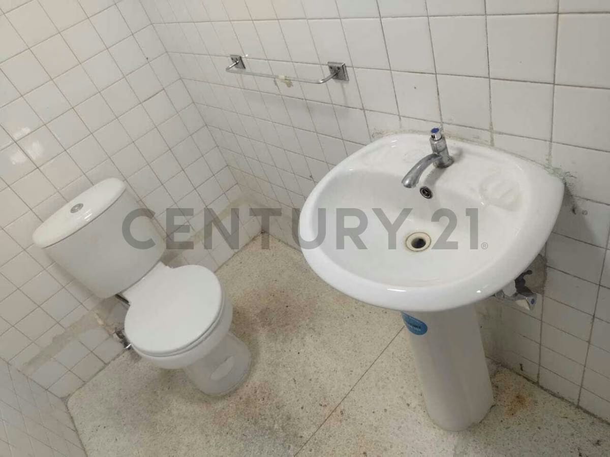 Local de 70 m2 en C. C. Chacaito: Ubicación Estratégica en PB-Capacidad de Carga - 12