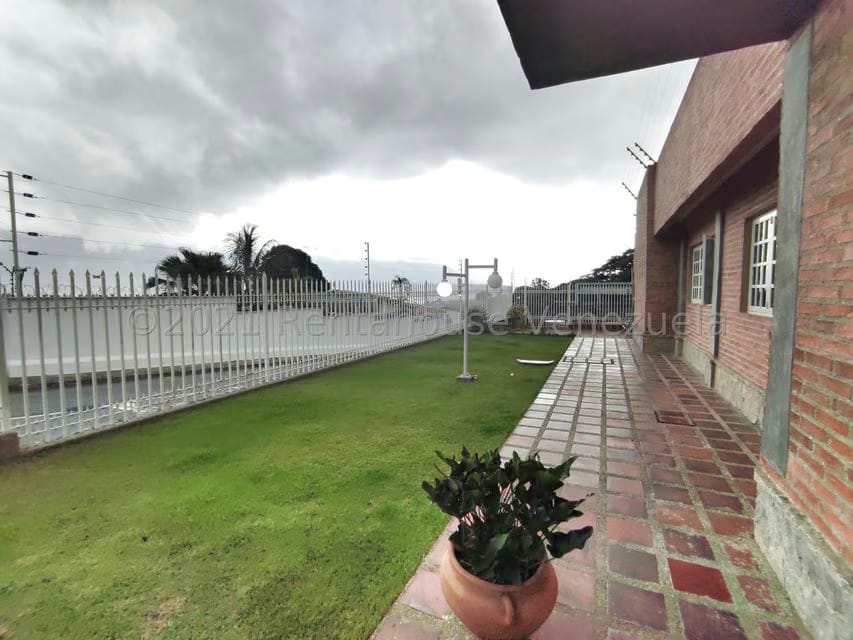 Casa (Duplex) en Venta en Santa Paula, Distrito Metropolitano - 2