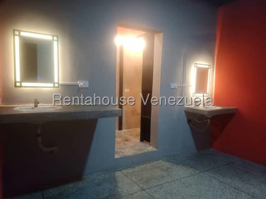 Comercial (Edificio) en Venta en Parroquia Concepcion, Lara - 12