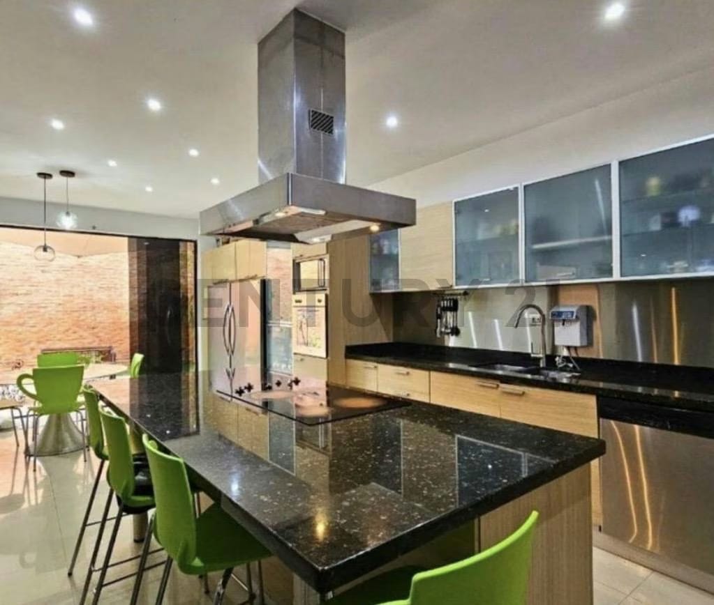 Casa en Venta Prados del este Con piscina, calle cerrada TC - 5