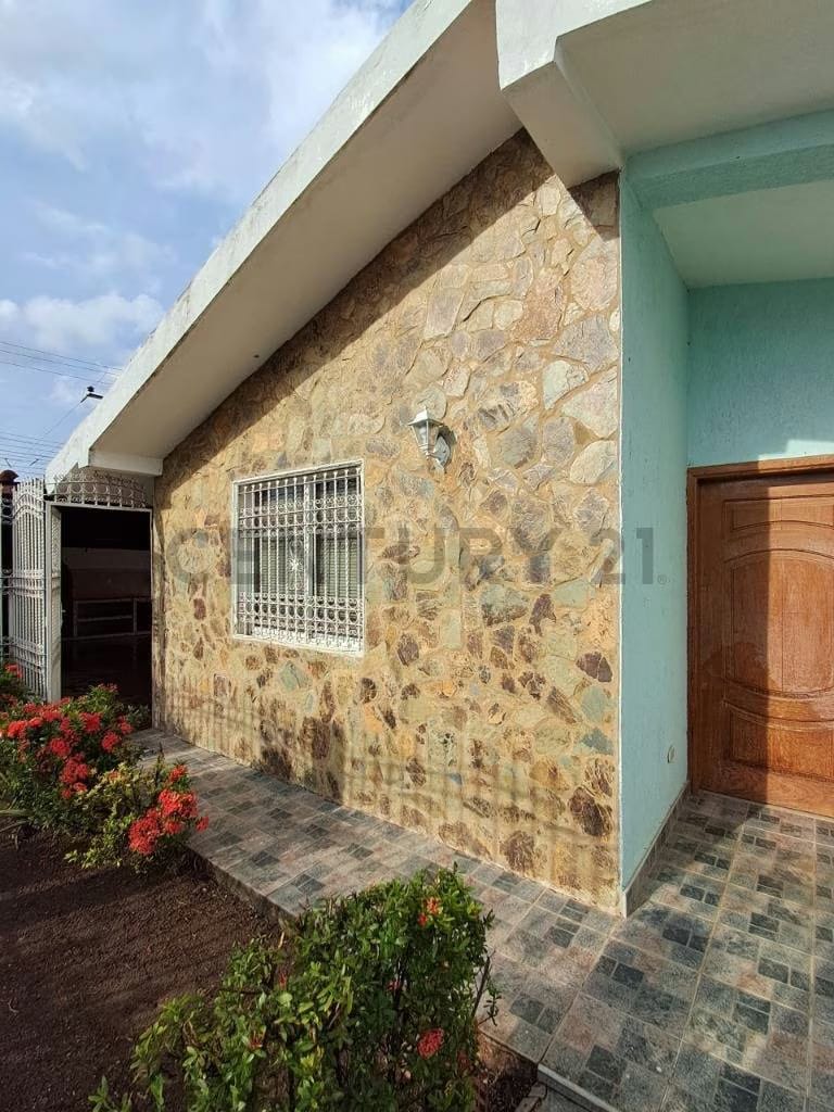Alquiler de amplia Casa en Urb, Cantarrana-Anaco