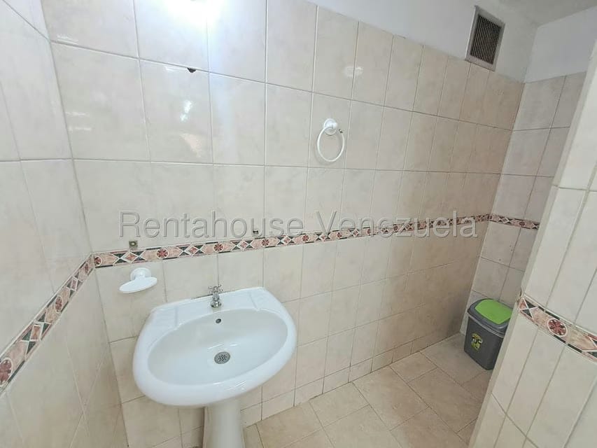 Comercial (Oficina) en Alquiler en Los Palos Grandes, Distrito Metropolitano - 25