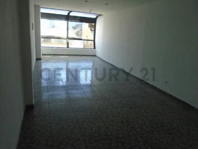 Excelente Edificio Comercial y de Oficinas - 13