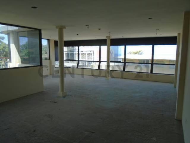 Excelente Edificio Comercial y de Oficinas - 14