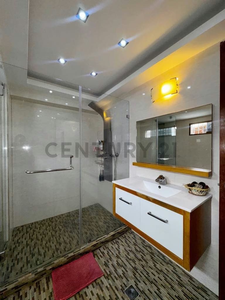 Venta de casa remodelada en Prados del Este - 12