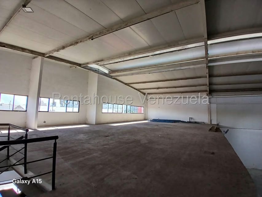 Comercial (Galpon - Deposito) en Venta en Zona Industrial 1, Lara - 28