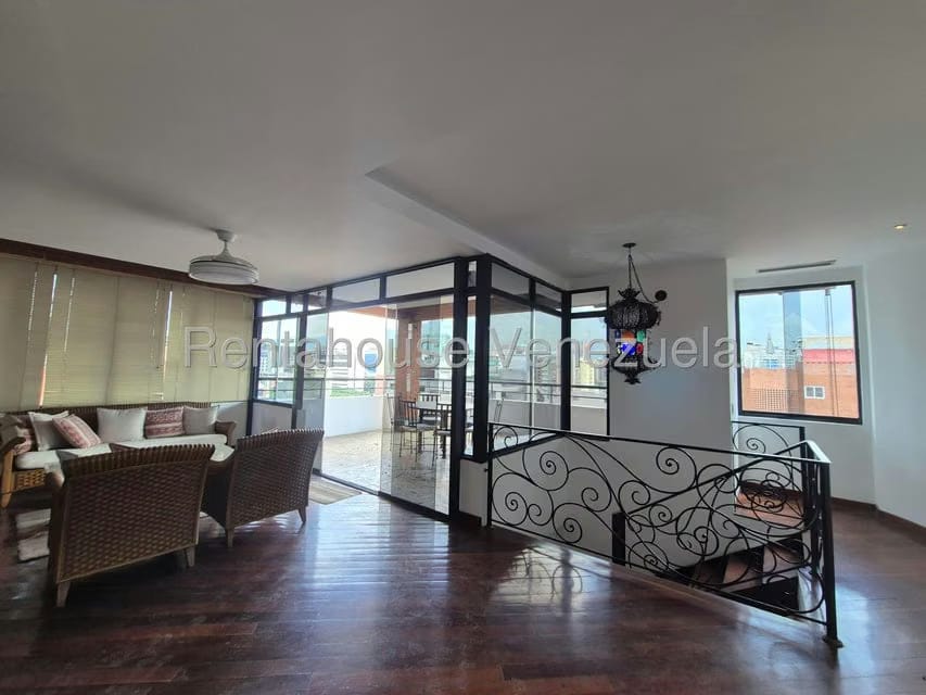 Apartamento (Duplex) en Alquiler en El Rosal, Distrito Metropolitano - 49