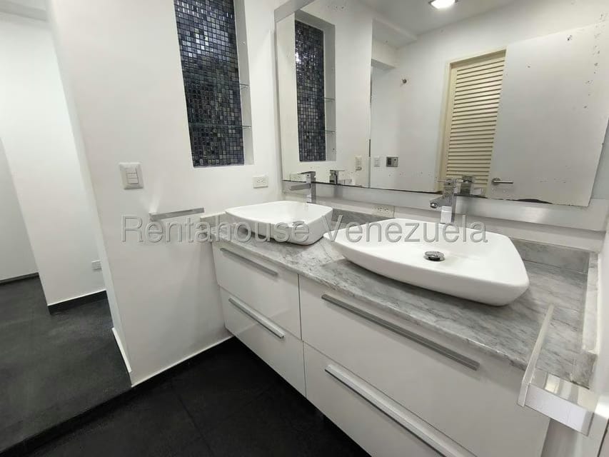 Apartamento (Duplex) en Venta en Lomas de La Lagunita, Distrito Metropolitano - 35