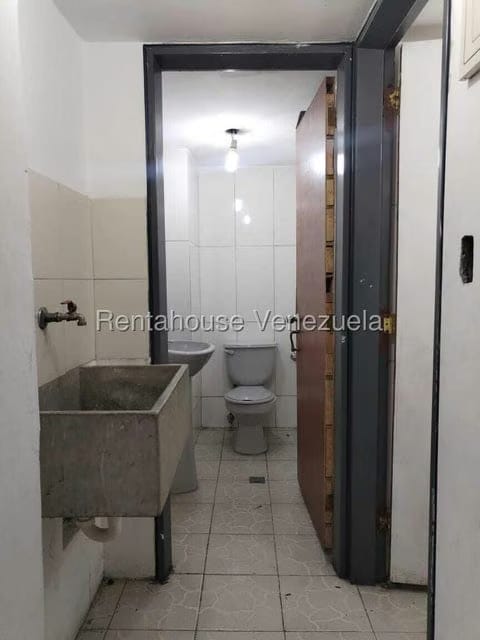 Comercial (Local Comercial) en Alquiler en Parroquia La Candelaria, Distrito Metropolitano - 24