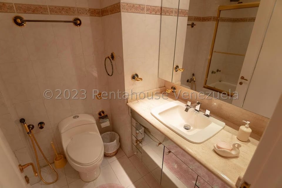 Apartamento (Duplex) en Alquiler en Los Palos Grandes, Distrito Metropolitano - 38