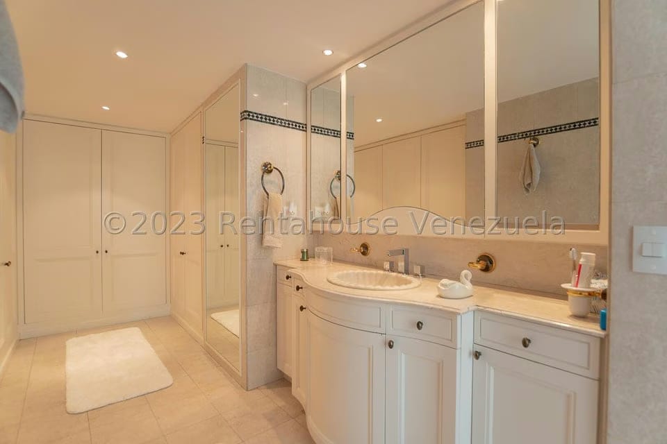 Apartamento (Duplex) en Alquiler en Los Palos Grandes, Distrito Metropolitano - 42