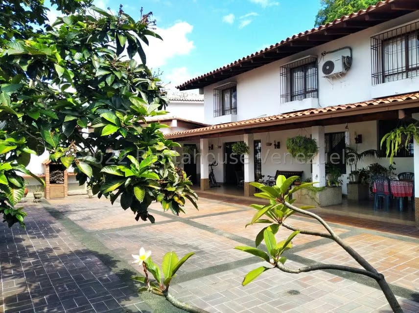 Casa (Duplex) en Venta en Colinas de Santa Monica, Distrito Metropolitano - 2