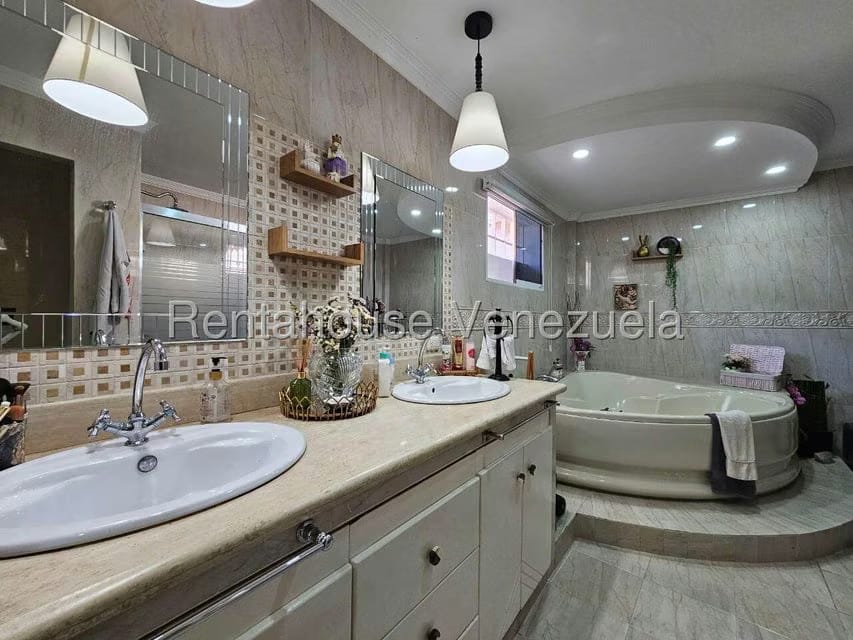 Casa (Multipes Niveles) en Venta en Cumbres de Curumo, Distrito Metropolitano - 101