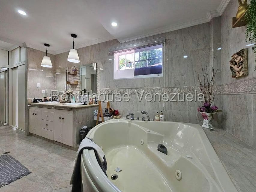 Casa (Multipes Niveles) en Venta en Cumbres de Curumo, Distrito Metropolitano - 103